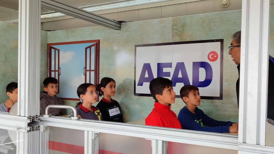 Okulumuz öğrencilere AFAD ekipleri tarafından simülasyon deprem eğitimi verildi.